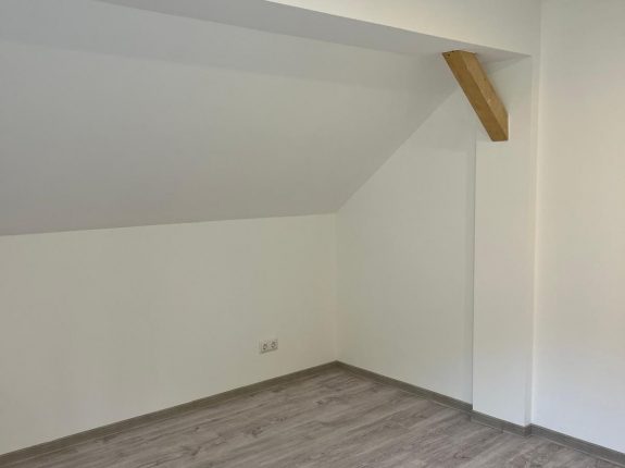 Moderner Vinylboden in heller Holzoptik – sauber verlegt in einem frisch renovierten Dachgeschossraum