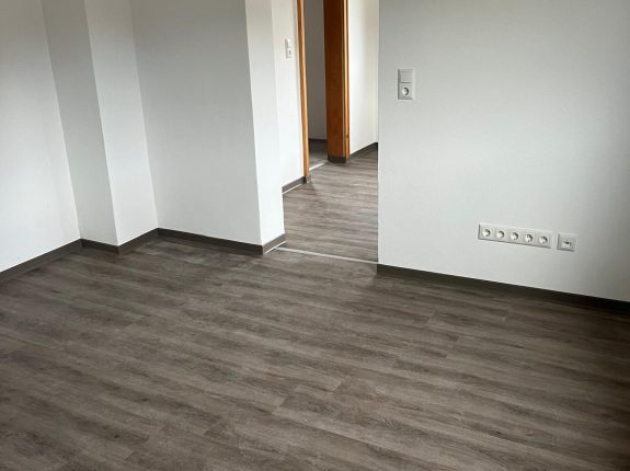 Professionell verlegter Designboden in dunkler Holzoptik