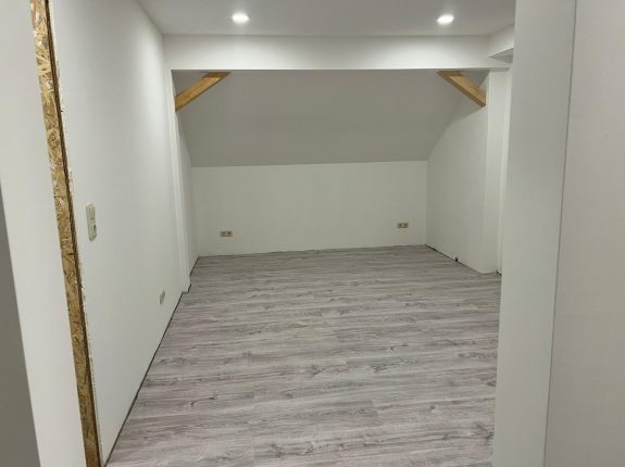 Innenausbau mit hochwertigem Boden – perfekt abgestimmt auf den hellen Raum