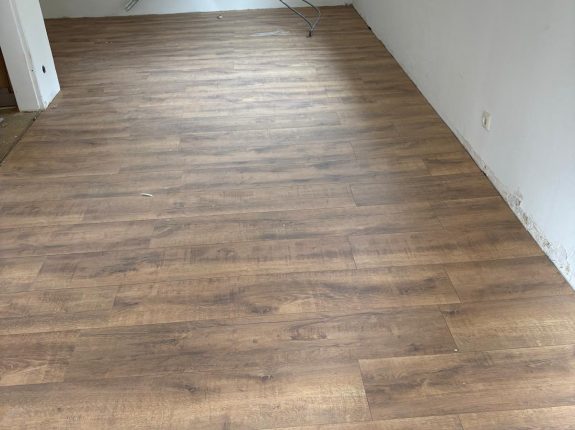 Wärme und Natürlichkeit: Verlegung eines Echtholz-Dekorbodens