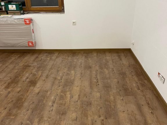 Heller Bodenbelag in natürlicher Eichenoptik. Verlegt im Rahmen einer Sanierung