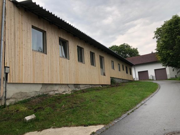 Lange Holzfassade mit senkrechter Verschalung