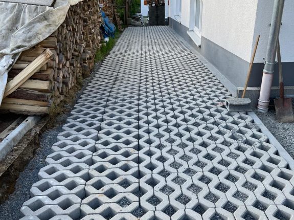 Rasengittersteine entlang Hauswand für versickerungsfähige Fläche