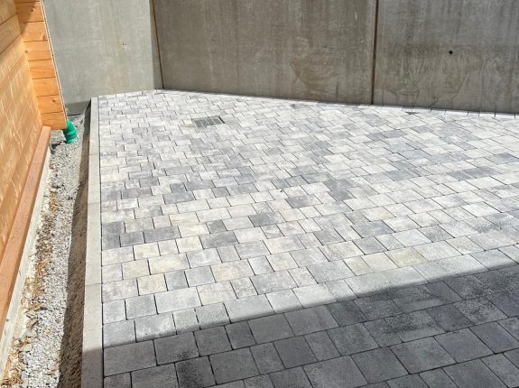 Parkfläche mit kleinteiligem Betonpflaster im hell-dunkel Farbverlauf