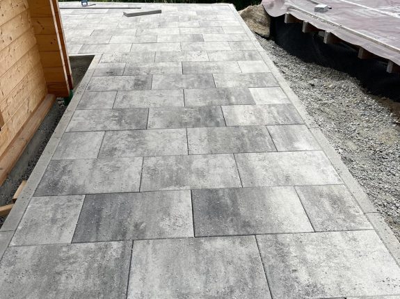 Terrassenbereich mit Großformatplatten in modernem Grau