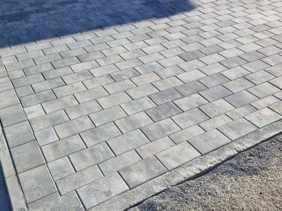Hofeinfahrt mit klassischem Rechteckpflaster