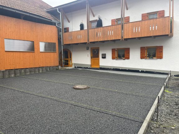 Vorbereitung einer Einfahrt mit Drainasphalt für Pflasterarbeiten