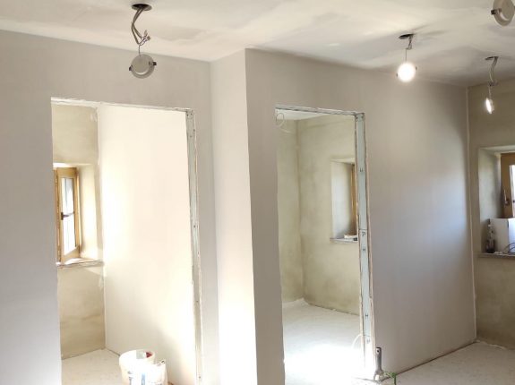 Innenausbau mit Trockenbauwänden und Deckeninstallation