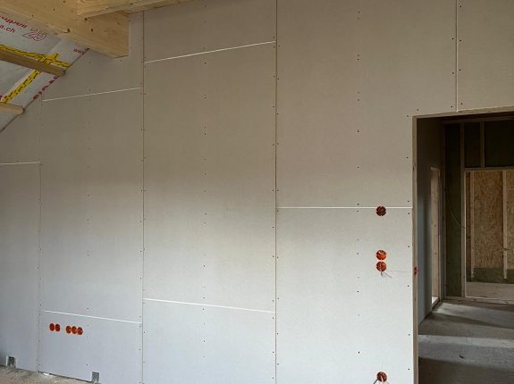 Innenausbau mit Trockenbauwand und Holzdecke