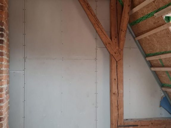 Trockenbauwand mit sichtbarer Holzstütze