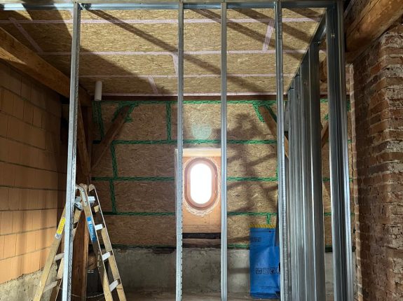 Metallständerwerk für Innenausbau mit Trockenbauprofilen und Tageslichtfenster