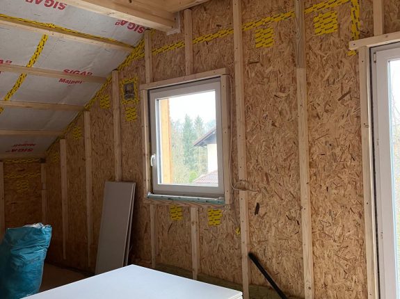 Holzständerkonstruktion mit OSB-Platten und Fenster im Innenausbau