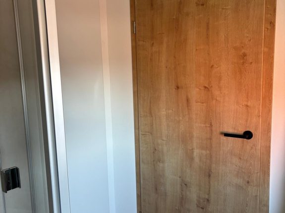 Neue Innentür montiert – passgenauer Türeinbau in modernem Zimmer
